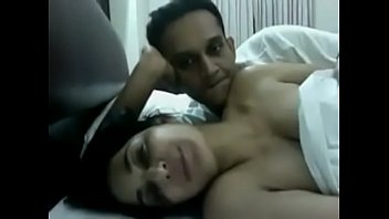 Привлекательные девушки перед камерой мастурбируют пенисы бойфрендов